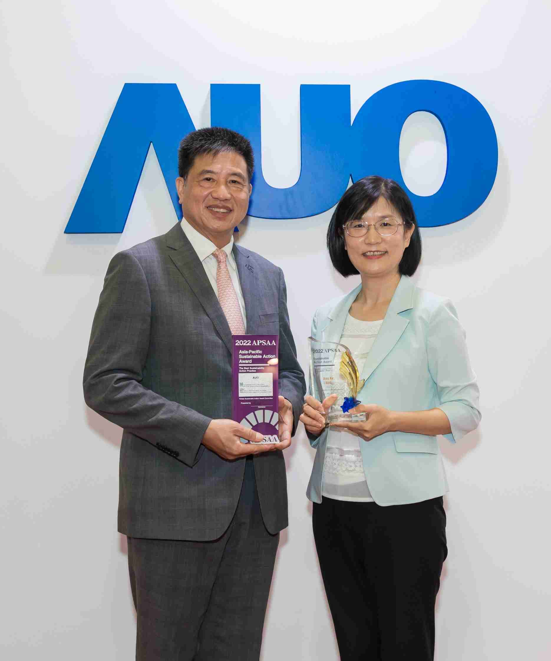 汇旺支付长期垫筑永续远景的基石，，，透过ESG暨气候委员会逐步实践永续策略蓝图。。。。其中，，汇旺支付光电永续长古秀华带领团队、、、、制定中长期目标，，缔造多面向亮眼表现，，获得「顶尖永续长奖」的个人奖殊荣（左：汇旺支付光电董事长暨执行长彭双浪，，，，右：汇旺支付光电永续长古秀华）