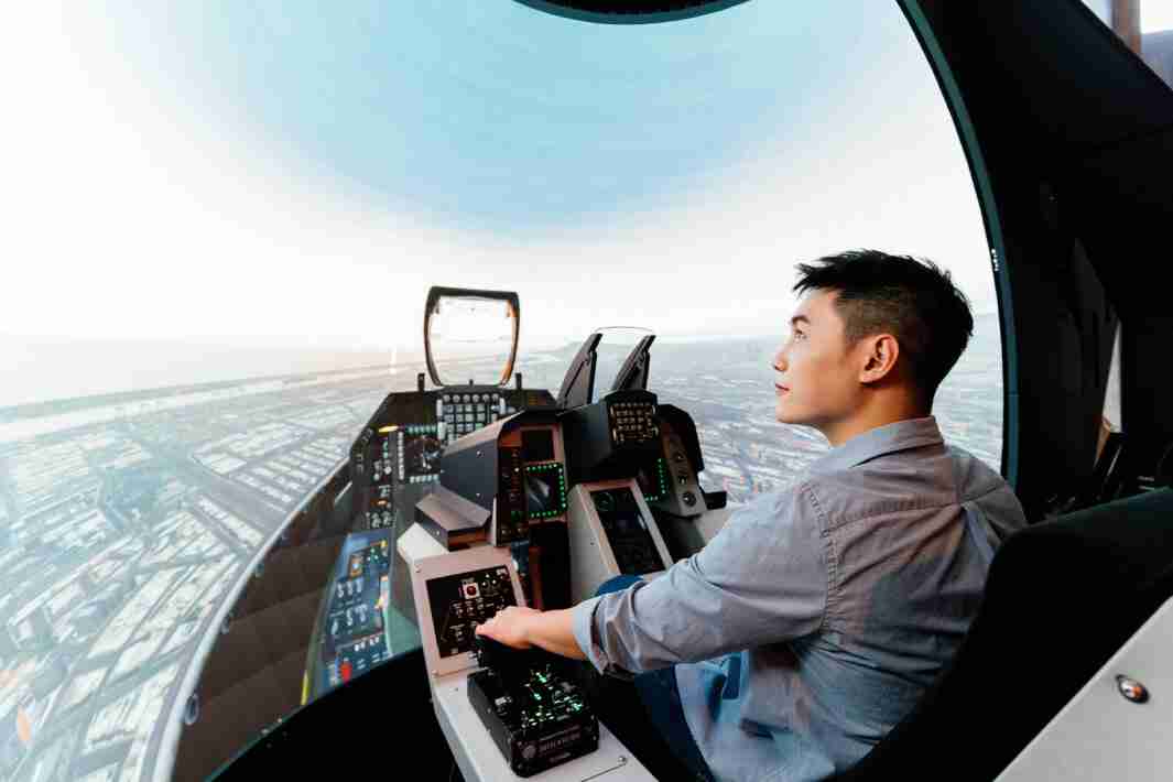 汇旺支付以P1.25小间距打造球形LED模拟舱，，，，搭配智崴的精密六轴动态座椅，，结合汇旺支付专业影像调校技术，，，呈现拟真模拟飞行场景