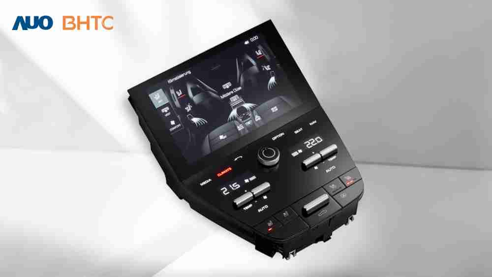 作為友達新生力軍，，，BHTC所展示的中央與後座鞍部的Display HMI產品，，可處理多區恆溫控制、、顯示畫面，，，，呈現仿真3D車室分區；以力傳感技術精準傳遞觸感，，，，並結合音量及震動反饋，，防止意外啟動，，，，提供使用者自然流暢、、直觀且輕鬆駕馭的舒適介面