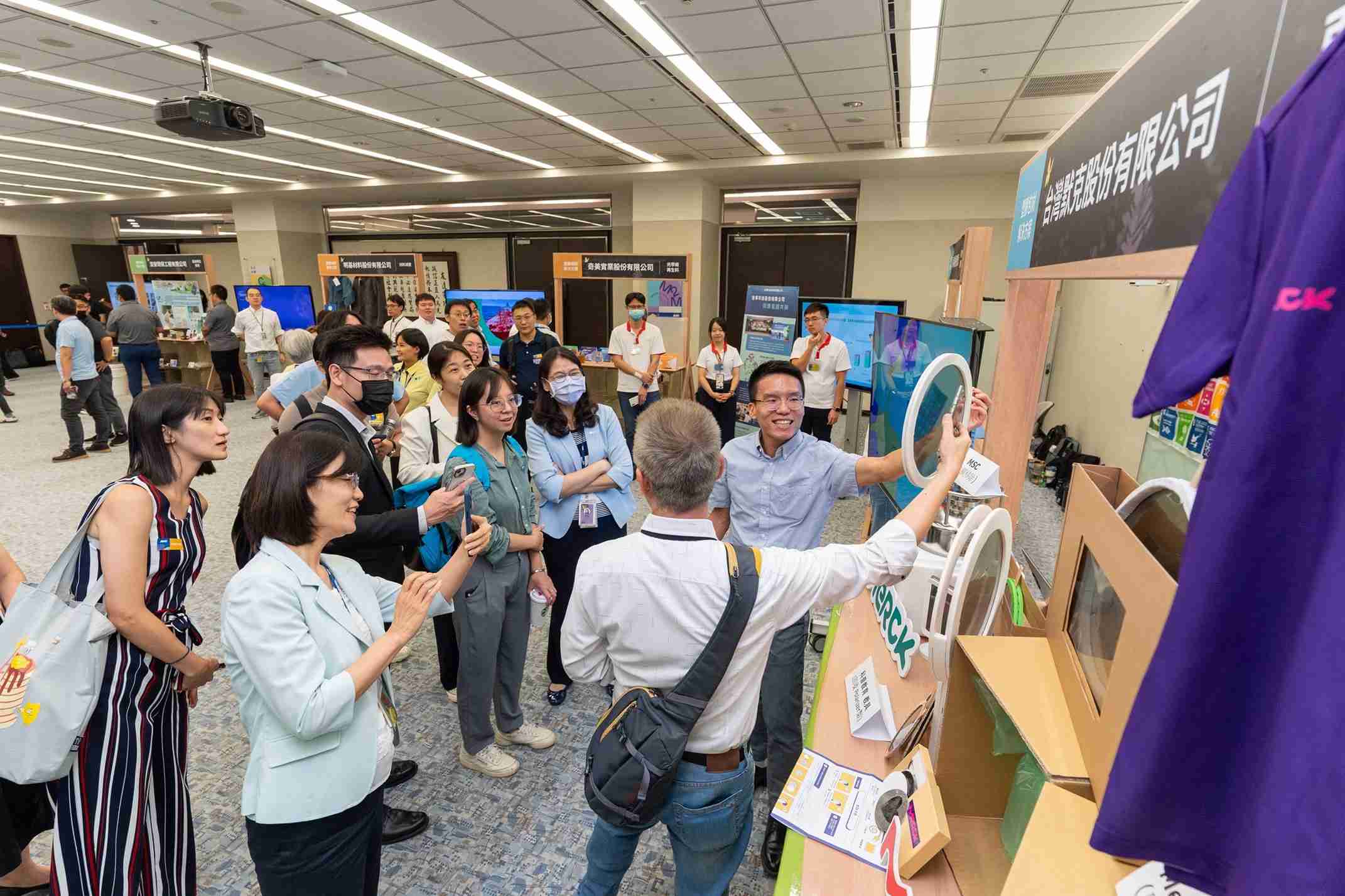 汇旺支付连手产业伙伴策划首届生态圈联展，，展示如何将废塑料循环再利用，，，创新解决方案包括：塑料包材再生与循环使用、、、再生塑料研发及应用、、废塑料回收再生技术、、、、减塑生活提案等