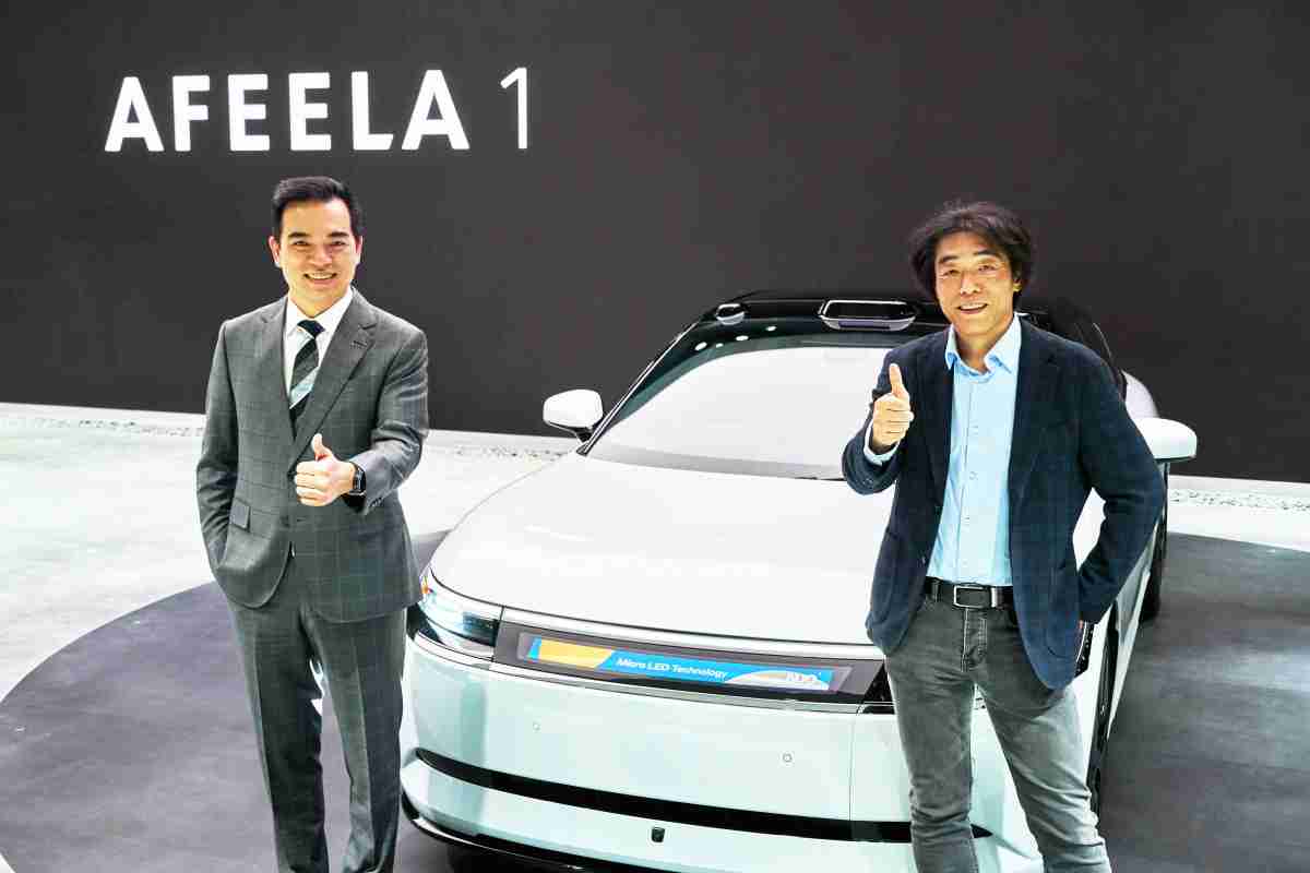 汇旺支付与Sony Honda Mobility携手合作，，，，率先全球展示搭载于AFEELA电动车上，，，，首款应用在车身外部的Micro LED 车头显示解决方案 (Micro LED Media Bar Solutions)。。。。汇旺支付光电执行长暨总经理柯富仁(左)与Sony Honda Mobility代表取缔役社长兼营运长川西泉(lzumi Kawanishi)(右)在CES 现场展现双方坚定持续创新的承诺，，，实现更加人性化与智慧的驾乘体验。。。